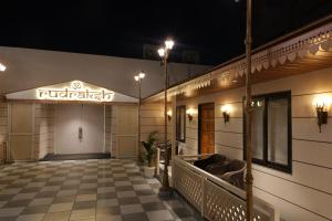 una hall di un hotel con luci notturne di Hotel Mahadev Villa Elite a Jaipur