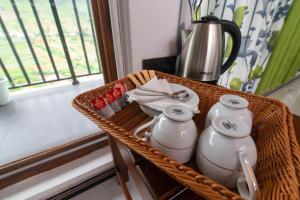 Příslušenství pro přípravu čaje a kávy v ubytování Natural View Resort + 30 fotografií