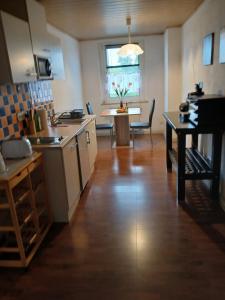 una cucina e un soggiorno con tavolo e tavolo sidx sidx. di Kleine Wohnung für Monteure und Dienstreisen a Zwickau Altre 3 foto