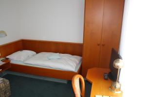 Postel nebo postele na pokoji v ubytování Hotel-Dörfler Garni