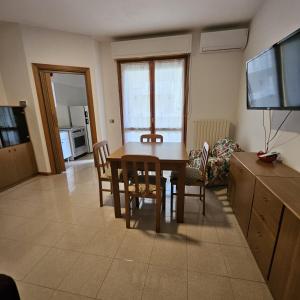 a living room with a table and chairs and a television at Appartamento Elettra in Tortoreto Lido