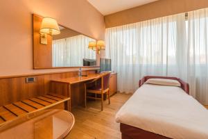 Postel nebo postele na pokoji v ubytování Crystal Hotel Varese