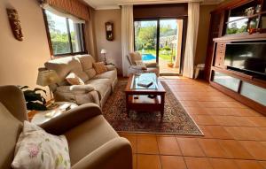 a living room with couches and a flat screen tv at Holibai, Feiticeira, Vacaciones familiares, Casa de Ensueño en Galicia in Gondomar