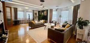 萨拉热窝Vila Tayra的有两张沙发和一张桌子的客厅