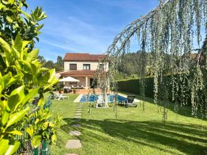 a garden with a pool and a house at Holibai, Feiticeira, Vacaciones familiares, Casa de Ensueño en Galicia in Gondomar