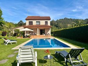 a villa with a swimming pool in front of a house at Holibai, Feiticeira, Vacaciones familiares, Casa de Ensueño en Galicia in Gondomar