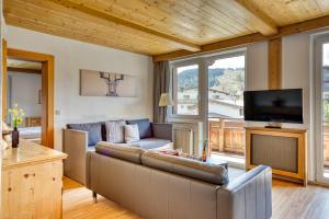 A television and/or entertainment centre at Boutiquehotel ZOMM in Seefeld