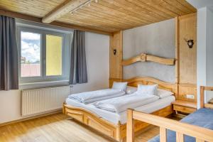 A bed or beds in a room at Boutiquehotel ZOMM in Seefeld