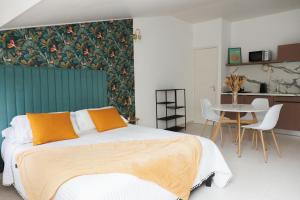Een bed of bedden in een kamer bij Hôtel & Résidence San Roccu