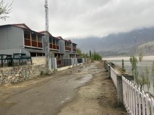 锡卡都Eat and Read Hotel的水体旁道路边的建筑物