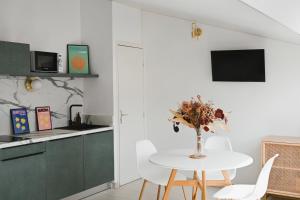 Een keuken of kitchenette bij Hôtel & Résidence San Roccu