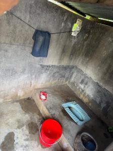 Una vista aérea de una boca de incendios y un cubo rojo. en Farmhouse, en Kakarvitta 16 fotos más