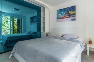 Ένα ή περισσότερα κρεβάτια σε δωμάτιο στο Azure Horizon Villa