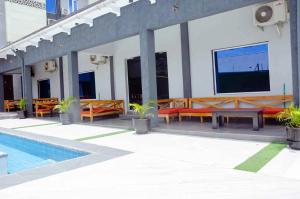 Bazén v ubytování Ibizza Pit Hotel and Suites nebo v jeho okolí
