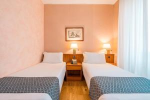 Postel nebo postele na pokoji v ubytování Crystal Hotel Varese