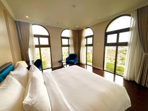 Una cama o camas en una habitación de Hotel Công Tử Bạc Liêu