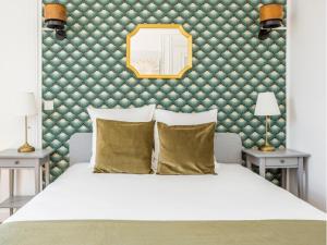 Posteľ alebo postele v izbe v ubytovaní Merveil Family Suite - Tilsitt - Eiffel Tower view + 27 fotografií