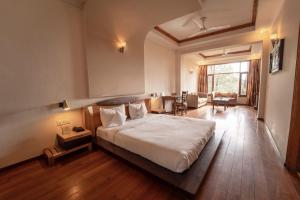Pine Vista Resort !! A Complete Resort with all Facilities # A Beautiful Mountain View # Best Selling Property客房内的一张或多张床位