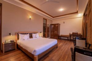 Pine Vista Resort !! A Complete Resort with all Facilities # A Beautiful Mountain View # Best Selling Property客房内的一张或多张床位