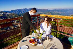 Pine Vista Resort !! A Complete Resort with all Facilities # A Beautiful Mountain View # Best Selling Property的酒水
