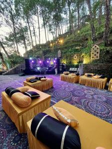 Pine Vista Resort !! A Complete Resort with all Facilities # A Beautiful Mountain View # Best Selling Property供客人使用的晚间娱乐活动