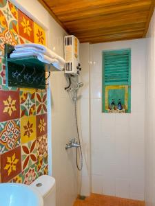 łazienka z prysznicem i toaletą w obiekcie Rumah Kayu Yogyakarta By Hamsa Putih w mieście Yogyakarta