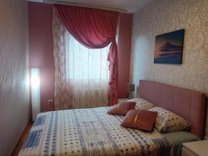 une chambre avec un lit, deux oreillers et une fenêtre dans l'établissement GREEN HILL Lux Apartments, à Sokobanja