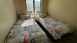 Ένα ή περισσότερα κρεβάτια σε δωμάτιο στο Onrus Holiday Home on Private Estate with Pool +59 φωτογραφίες