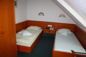 Postel nebo postele na pokoji v ubytování Hotel-Dörfler Garni