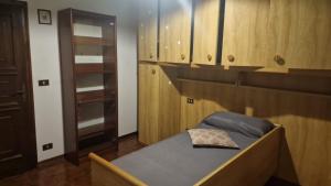 una piccola camera con letto e armadi in legno di Villa Isabel ad Arezzo Altre 19 foto
