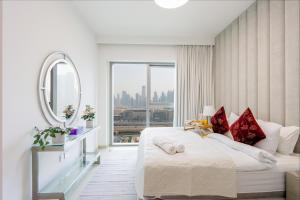 Postel nebo postele na pokoji v ubytování Livbnb Suites - Lavish 2BR w/ Burj Khalifa Views & Near Dubai Mall + 27 fotografií