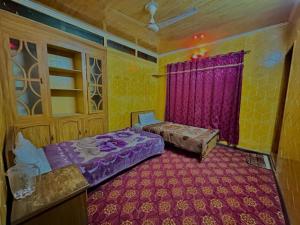 Postel nebo postele na pokoji v ubytování Hello Skardu Residency Hassan Colony skardu