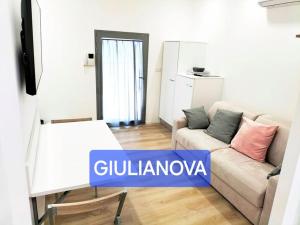 Uma área de estar em Attico con Terrazzo Panoramico e cucina attrezzata, Nel centro di Giulianova, a due passi dal Mare, Con Servizio biciclette
