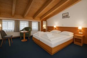 Postel nebo postele na pokoji v ubytování A8 Hotel im Darchinger Hof Bed & Breakfast - Zwischen Holzkirchen und Weyarn - Zwischen München Salzburg und Innsbruck - Kurz vor dem Irschenberg