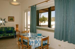 Un comedor con mesa y sillas y una ventana. en Turistcasa - La Parata 41, en Ponza 14 fotos más