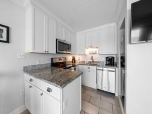 Η κουζίνα ή μικρή κουζίνα στο Southern Comfort - Expansive views of the ocean and beach! Newly renovated plus top grade linens! condo +30 φωτογραφίες