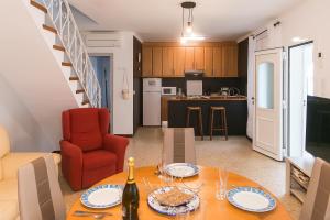 a kitchen and a dining room with a table and chairs at WELCS CASA 089 EMP cerca del mar in Empuriabrava