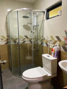 une salle de bains avec douche, toilettes et lavabo dans l'établissement Sai Gon Ha Tien Resort, à Hà Tiên