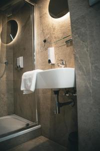 Bilik mandi di Loft Cejl 7 Industrial