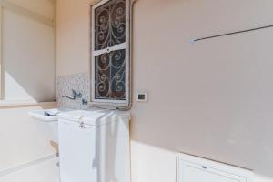 A kitchen or kitchenette at Alice's house