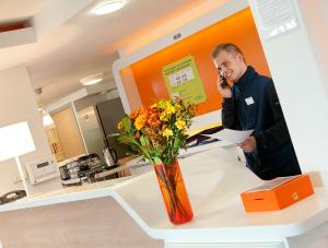 The lobby or reception area at Ibis Budget Cergy St Christophe