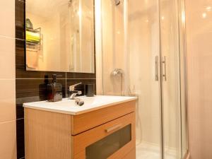a bathroom with a sink and a shower at Winahost Apartment Neo Residencial Mediterráneo in Barrio-Mar