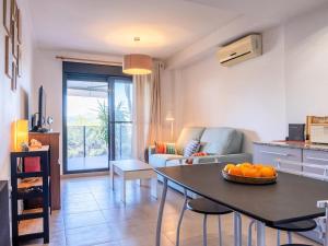 a living room with a table and a couch at Winahost Apartment Neo Residencial Mediterráneo in Barrio-Mar