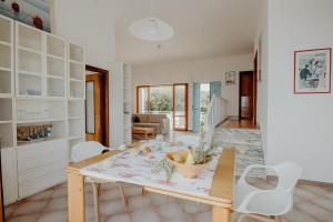 Una cocina y una sala de estar con mesa y sillas. en Villa Elvira sul mare by Travel with Gianni, en Faccia di Trippa 48 fotos más