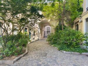 eine gepflasterte Gasse vor einem Gebäude in der Unterkunft Luxury Suite 2BR in Charming Courtyard Le Marais in Paris