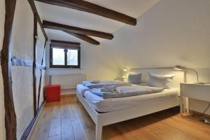 a bedroom with a bed and a window and a desk at Fischerhaus Whg Sonnenaufgang in Neukloster