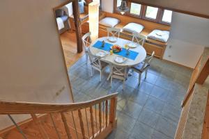 an overhead view of a dining room with a table and chairs at Fischerhaus Whg Sonnenaufgang in Neukloster