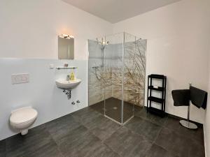 Ένα μπάνιο στο GPHotel/Boardinghaus +34 φωτογραφίες