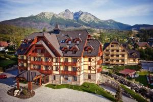 an aerial view of a house with mountains in the background at Apartmán Kukučka in Tatranská Lomnica