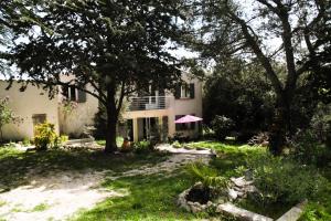 een wit huis met een boom in de tuin bij Bergerie rénovée au cœur de la Provence in Plan dʼAups